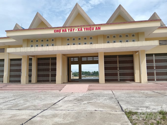 Ông Nguyễn Văn Phương, Chủ tịch UBND xã Triệu An cho biết, vị trí xây dựng chợ Hà Tây mới là phù hợp, rộng rãi hơn chợ cũ và đáp ứng được tiêu chí chợ trong xây dựng nông thôn mới. Trước khi xây dựng chợ, xã đã tổ chức tham vấn cộng đồng, lấy ý kiến của các đoàn thể, các thôn để thống nhất.  'Qua thăm dò ý kiến của các hộ tiểu thương thì phần nhiều đồng tình chủ trương lên chợ mới. Tuy nhiên do con đường dẫn lên chợ mới còn là đường đất đỏ đi lại còn khó khăn nên nhiều hộ còn e ngại. Ngoài ra, một số tiểu thương không muốn lên chợ mới do thói quen và tâm lý buôn bán ở chợ cũ được tự do hơn', ông Phương cho biết.