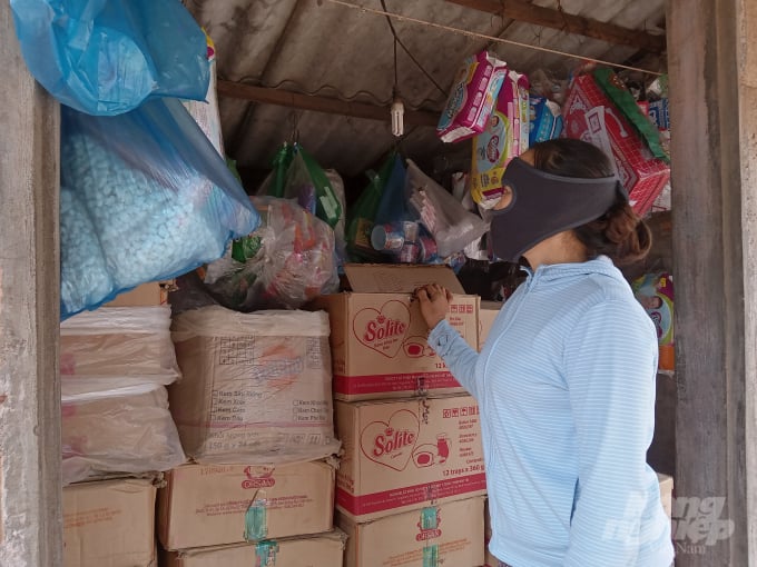Bà Dương Thị Tân, một tiểu thương buôn bán ở chợ Hà Tây cũ cho biết, việc buôn bán ở đây ngày càng khó khăn vì hiện nay nhiều hộ tiểu thương đã bỏ chợ ra mặt đường lớn mở quán buôn bán. 'Chợ này hiện chỉ có bán các mặt hàng chủ yếu như gạo, rau, tôm cá, tạp hóa. Hàng ngày chợ chỉ họp nhộn nhịp nhất trong khoảng 1-2 giờ đồng hồ vào buổi sáng, người buôn bán, người đi chợ ở đây cũng ít dần. Vì vậy việc chuyển lên chợ mới chúng tôi cũng rất đắn đo chưa biết tính sao'.