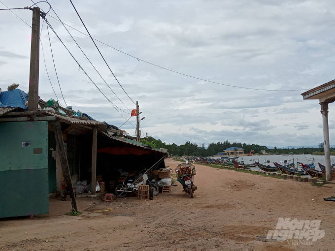 Do chợ cũ chật chội, tiểu thương bày hàng hóa tràn cả ra đường, các lô quầy cũng xuống cấp khó đáp ứng được nhu cầu mua bán, trao đổi hàng hóa về lâu dài nên được sự hỗ trợ nguồn vốn từ chương trình xây dựng nông thôn mới của huyện, năm 2015 chợ Hà Tây được khởi công xây dựng.