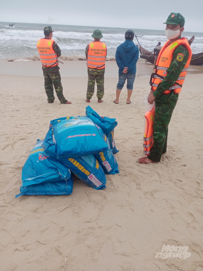 z3168449385197_3639795c0f962a343c68948a6233c088-123335_724.jpg Số thức ăn chăn nuôi có chữ Trung Quốc được phát hiện trên tàu không số. Ảnh: Phan Vĩnh.