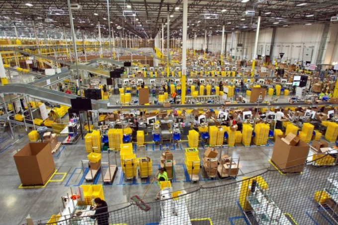 amazon-768x511-142727_415.jpg Công nhân nhà kho của hãng bán lẻ Amazon. Ảnh: Getty