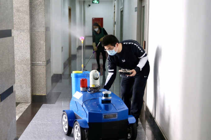 5e7b22cea3101282066229e2-110032_395.jpeg Robot kiểm tra dịch bệnh thông minh kiêm khử trùng tại nhiều địa điểm công cộng. Ảnh: CND