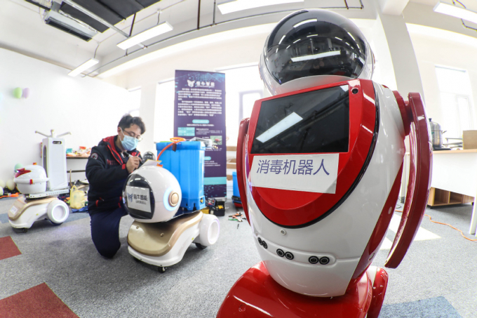5e8525f8a31012820665c6e2-105933_522.jpeg Kỹ thuật viên điều chỉnh robot khử trùng tại một nhà sản xuất robot ở Thanh Đảo, tỉnh Sơn Đông. Ảnh: Chinadaily