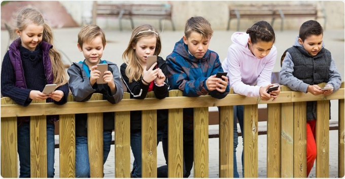 smartphone-addiction-can-alter-your-brain-1-153534_482.jpeg Giới trẻ Mỹ ngày càng có xu hướng thích