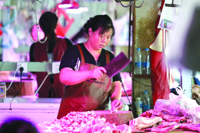 Mặc dù cả dịch tả lợn châu Phi và Covid-19 đều đã lắng nhưng người tiêu dùng Trung Quốc vẫn 'đói' thịt lợn nghiêm trọng. Ảnh: SCMP