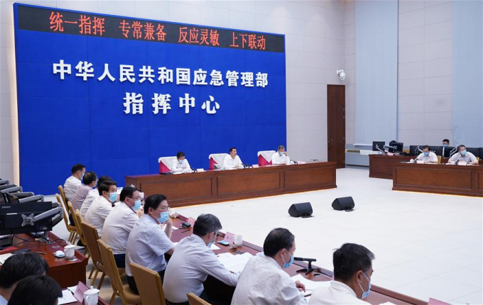 Ông Uông Dương chủ trì cuộc họp khẩn. Ảnh: THX