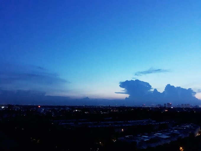 Mây ngũ sắc và cầu vồng thường xuyên xuất hiện vào thời điểm đầu mùa thu. Ảnh: T.H.Nhiên