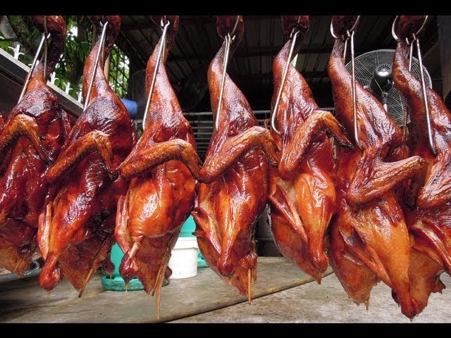 Món vịt quay nổi tiếng của Bắc Kinh. Ảnh: youtube.com