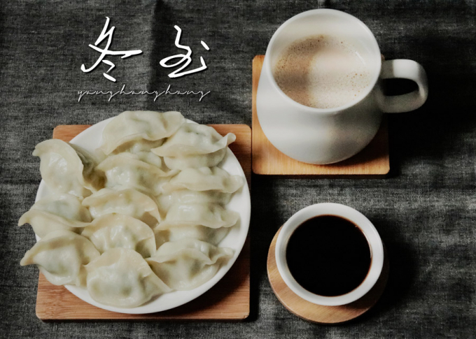 4-222624_423.jpeg Vào ngày Đông chí ở miền Bắc Trung Quốc, ăn bánh bao là điều không thể thiếu trong các lễ hội. Dân gian đến nay còn truyền miệng câu cửa miệng 'Hãy ăn bánh bao vào ngày đầu tiên của Đông chí và mì vào ngày đầu tiên của Hạ chí'.