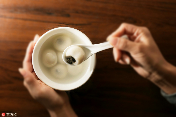 6-223136_497.jpeg Ở những nơi đông đúc như Thượng Hải, người dân vẫn thường thưởng thức món sủi dìn (bánh trôi tàu)- một loại bánh bao nhỏ nhồi bột gạo nếp nấu chung với các gia vị để kỷ niệm ngày Đông chí.