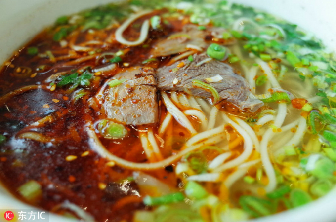 7-222757_802.jpeg Ở khu tự trị Hồi Ninh Hạ, người ta gọi tiết Đông chí là 'Lễ hội ma'. Vào ngày này, người dân ở đó có phong tục ăn súp thịt cừu và bún cùng với bánh bao chấm súp và chia sẻ những món này với hàng xóm láng giềng.