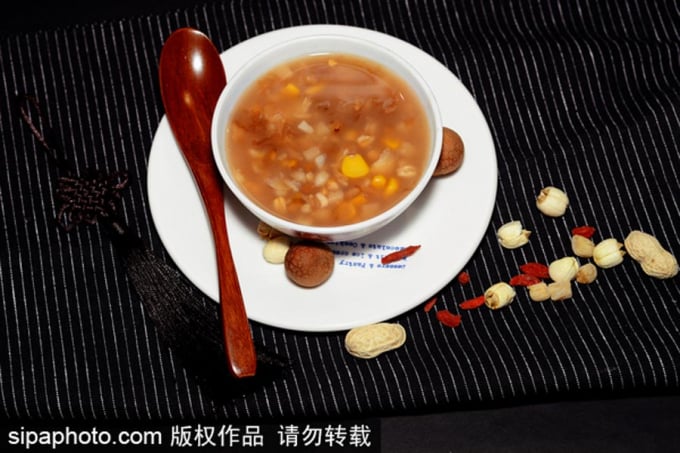 4-161334_3.jpeg Một món ăn truyền thống quan trọng khác trong tiết Tiểu Hàn chính là cháo Laba hay còn gọi là cháo Lạp Bát có ý nghĩa đánh dấu sự chuyển tiếp giữa cái cũ và cái mới. Món cháo này được làm từ hơn 20 loại hạt, ngũ cốc và trái cây khô như kê nếp, gạo nếp, gạo lộc, hạt dẻ, đỗ đỏ, bột củ ấu, táo đỏ. Người dân ở Bắc Kinh thường nấu cháo Laba từ đêm trước và để lửa lim dim ninh nhừ tất cả các nguyên liệu sẽ tan thành cháo vào sáng hôm sau và trở thành một món ngon ấm áp để thưởng thức trong những ngày giá lạnh.
