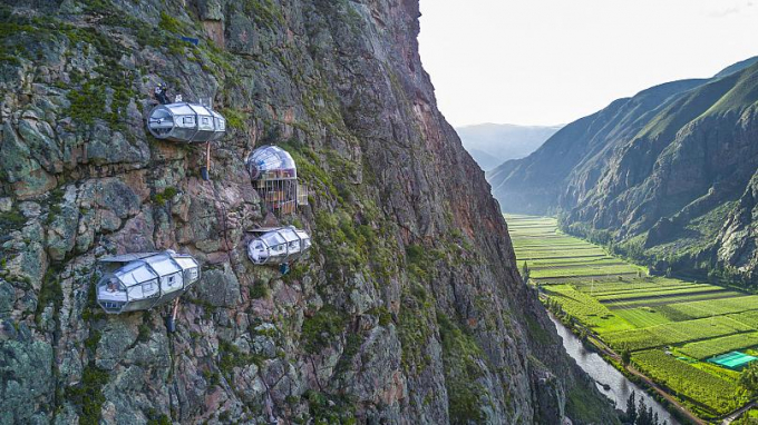 7-103047_434.jpg Quang cảnh các nhà nghỉ treo hình con nhộng treo trên vách đá thiêng ở vùng Cusco