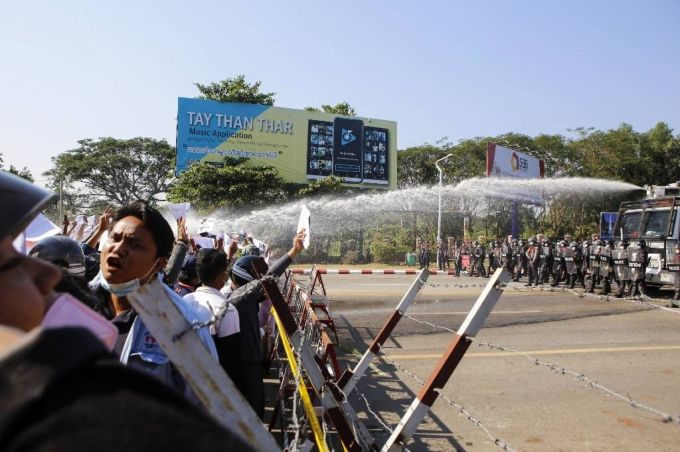 a663b59cded64c9ab22a3101704ea93c-092443_469.jpg Bạo lực đổ máu đã xảy ra giữa lực lượng biểu tình và cảnh sát chống bạo động Myanmar. Ảnh: DW