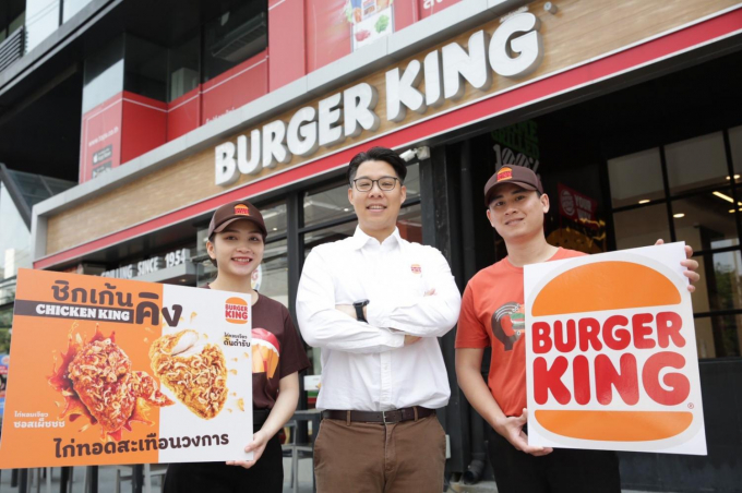 3920891-100403_897.jpg Ông Tanawat (giữa) cùng nhân viên Burger King Thái Lan quảng bá sản phẩm mới. Ảnh: BKP