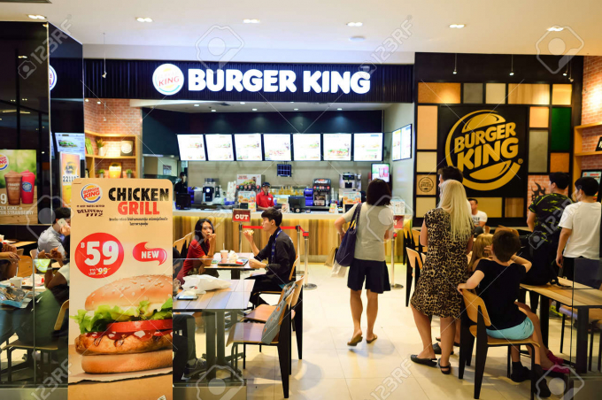 51050798-bangkok-thailand-june-21-2015-burger-king-restaurant-interior-burger-king-often-abbreviated-as-bk-is-100643_621.jpg Phân khúc gà rán được dự báo sẽ vẫn tăng trưởng đều hàng năm. Ảnh: Burger King