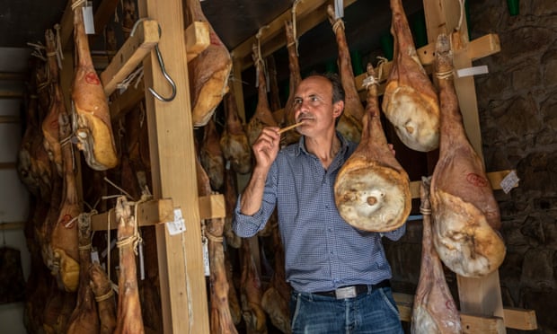 Ông Franco kiểm tra món dăm bông trứ danh vùng Sicily. Ảnh: Guardian