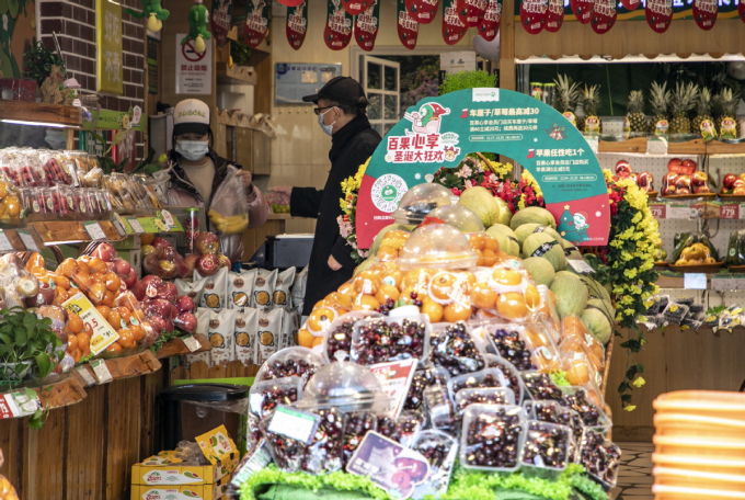 A consumer purchases fruit at a Pagoda store in Shanghai. Photo: China Daily.