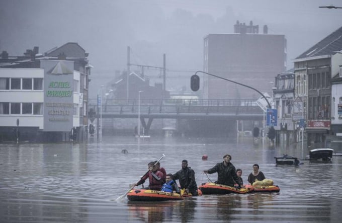 People use rubber rafts in floodwaters after the Meuse River broke its banks during heavy flooding in Liege, Belgium, Thursday, July 15, 2021. Heavy rainfall is causing flooding in several provinces in Belgium with rain expected to last until Friday. Photo: AP/Valentin Bianchi