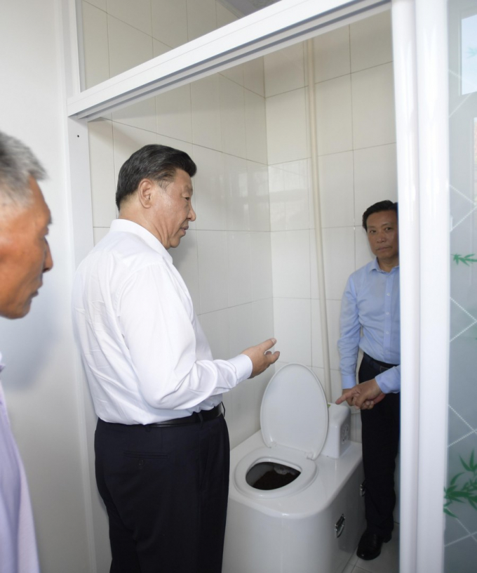 139132228_15918854818111n-095358_835.jpg Ông Tập Cận Bình thăm khu vệ sinh của người dân làng Ma'anshan, ngoại ô thành phố Xích Phong, khu tự trị Nội Mông, phía bắc Trung Quốc, ngày 15 tháng 7 năm 2019. Ảnh: Tân Hoa xã