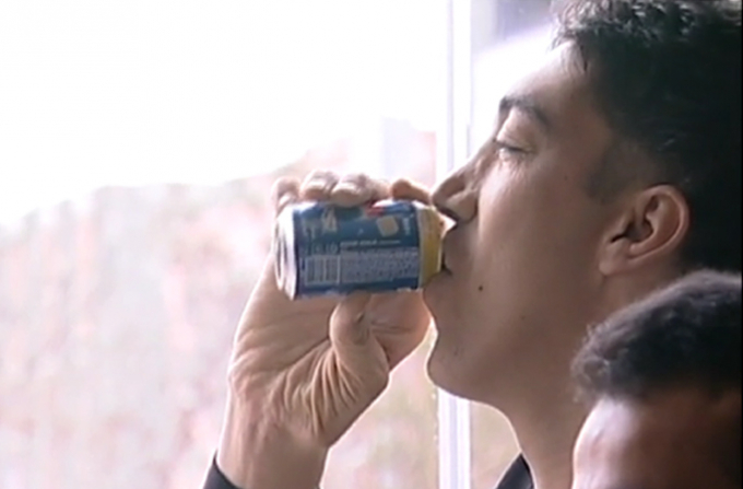 sultan-kosen-drinking-can-of-fizzy-pop_tcm25-653778-113516_880.jpg Lon nước ngọt dung tích 330cl, cao 11,52 cm nhưng nó nằm gọn lỏn trong bàn tay khổng lồ của anh Sultan. Ảnh: GWR
