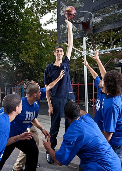 sultan-kosen-playing-basketball_tcm25-653769-114143_327.jpg Đối với hầu hết các cầu thủ bóng rổ, để thực hiện một cú tấn công thường phải chạy đà hoặc ít nhất là chọn quả ném ở vị trí tốt - nhưng Sultan hầu như không phải 'cố gắng' để đặt bóng vào rổ một cách thoải mái. Khi còn là một thiếu niên, Sultan từng ký hợp đồng với câu lạc bộ bóng rổ Galatasaray, nhưng tiếc thay là anh quá cao để được phép thi đấu. Ảnh: GWR