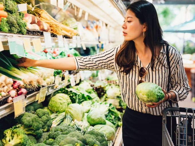 healthy-shopping-adobe-stock-101334_52.jpg Tăng trưởng thu nhập tại châu Á sẽ tiếp tục thúc đẩy sự dịch chuyển xu hướng tiêu dùng thực phẩm của người dân. Ảnh: GQ
