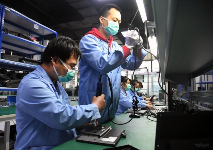 6159276ba310cdd3d81116c6-182646_17.jpeg Nhân viên hãng công nghệ y sinh Beijing Jiaxun Feihong Electrical Co., Ltd. lắp ráp sản phẩm trong mùa dịch bệnh tại thung lũng Trung Quan Thôn ngày 9 tháng 4 năm 2020. Ảnh: Tân Hoa xã