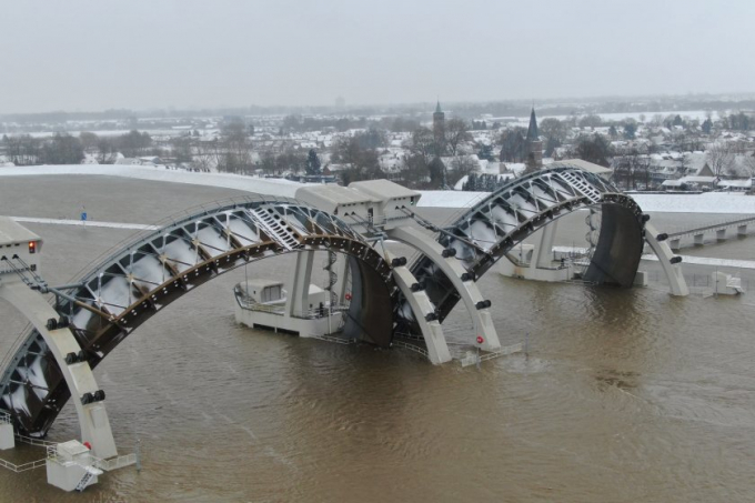 dws--rws-flood-management-xx-driel-in-snow-150717_117.jpg Một trong những phương án kiểm soát lũ là mở đập Driel trên hạ nguồn sông Rhine để dòng chảy đi qua nhanh hơn. Ảnh: WAR.
