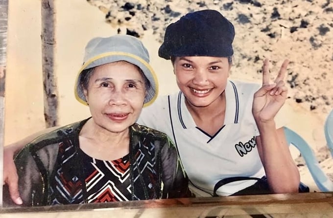 anh-hoa-phim-mua-len-trau_nongnghiep-161020_159.jpg Nghệ sĩ Ánh Hoa và diễn viên Kiều Trinh chụp chung khi quay phim Mùa len trâu