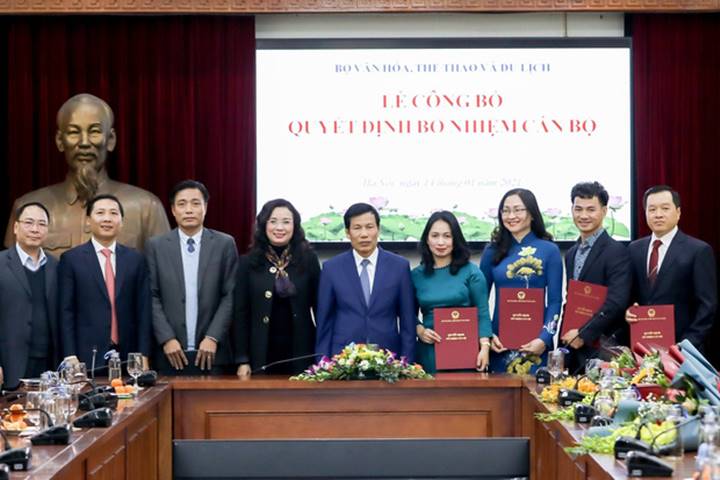 Nghệ sĩ ưu tú Xuân Bắc (thứ 2 từ phải sang) nhận quyết định bổ nhiệm Giám đốc Nhà hát kịch Việt Nam