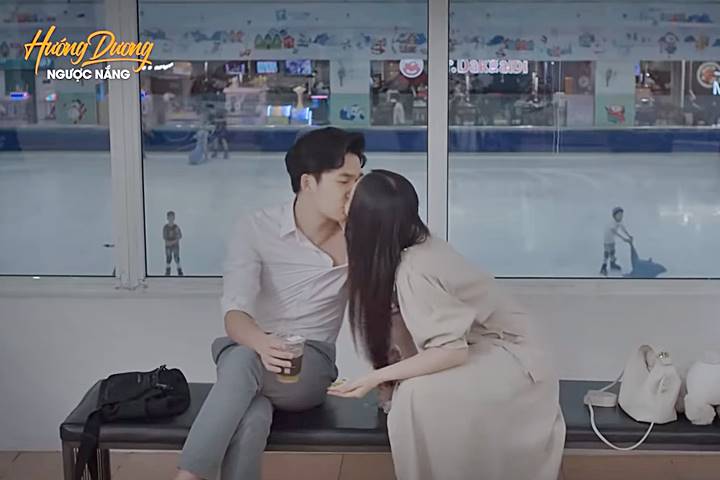 huong-duong-nguoc-nang-tap-65_nongnghiep_2-101313_984.jpg Ngọc cưỡng hôn Trí. Ảnh: Chụp màn hình.