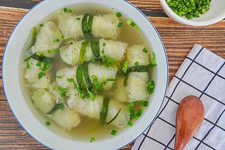 Hướng dẫn chi tiết cách làm món Canh bắp cải cuộn thịt bằm