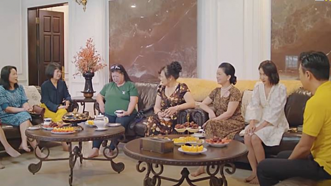 11-thang-5-ngay-tap-2_nongnghiep_4-180049_849.jpg Nhi thành tấm bia để mẹ của Thuận và bạn bè của bà trò chuyện. Ảnh chụp màn hình