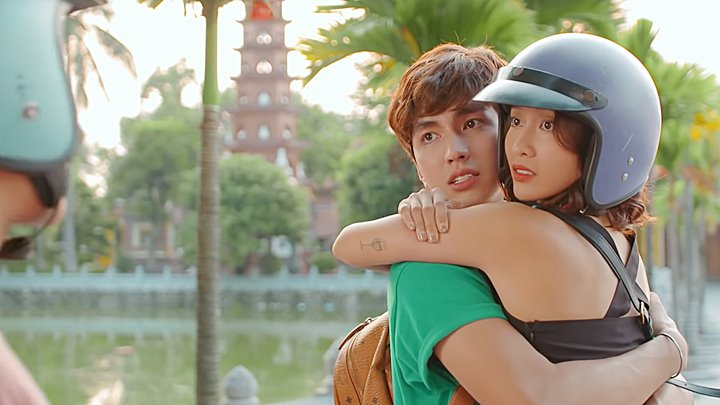 11-thang-5-ngay-tap-30_nongnghiep-5-183451_547.jpg Nhi ôm trai lạ trước mặt Đăng. Ảnh chụp màn hình
