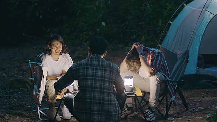 Cả 3 tổ chức chơi đánh bài vẽ mặt. Ảnh chụp màn hình