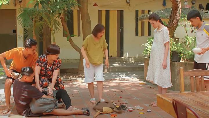 11-thang-5-ngay-tap-39-4-160619_123.jpg Thục Anh ngơ ngác khi thấy các vật dụng trong túi tên trộm. Ảnh chụp màn hình