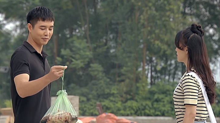 Hải và Đông vui vẻ trò chuyện với nhau. Ảnh chụp màn hình