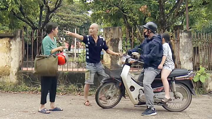 Mến ghen tuông khi thấy vợ được xe ôm lai về. Ảnh chụp màn hình.