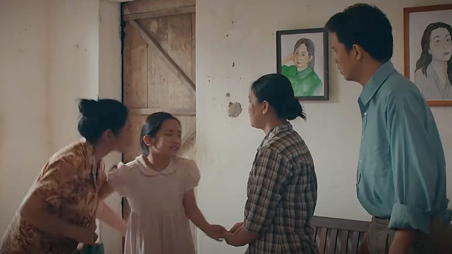 Bà của bé Hoa tìm đến nhà bà Yến để mang em về. Ảnh chụp màn hình.
