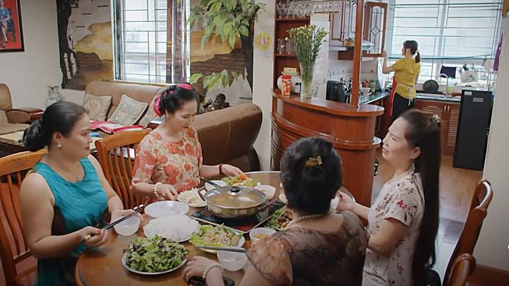 thuong-ngay-nang-ve-tap-9-vtv3-1-154041_234.jpg Bà Hiền mời bạn đến dùng cơm. Ảnh chụp màn hình