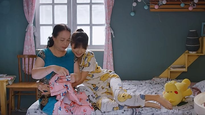 thuong-ngay-nang-ve-tap-9-vtv3-3-154115_105.jpg Con gái út nịnh bợ để xin bà Nga cho đi làm thêm. Ảnh chụp màn hình