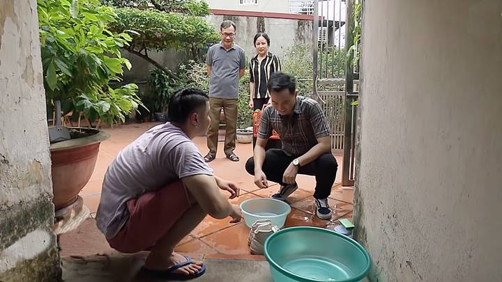 pho-trong-lang-tap-19-vtv1-2-172728_859.jpg Nam thấy Tién giặt giày rất kỹ nên sinh nghi. Ảnh chụp màn hình