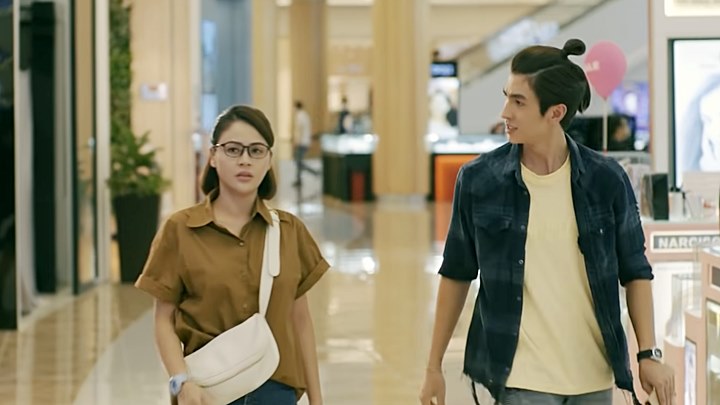 mat-na-guong-tap-18-vtv3-1-155254_358.jpg Hoa bị Khải cản lại khi đang theo dõi ai đó. Ảnh chụp màn hình