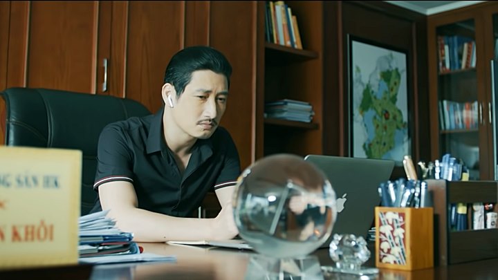 mat-na-guong-tap-18-vtv3-4-155242_418.jpg Khôi nghe lén cuộc đối thoại của Hoa và thầy bói từ xa. Ảnh chụp màn hình