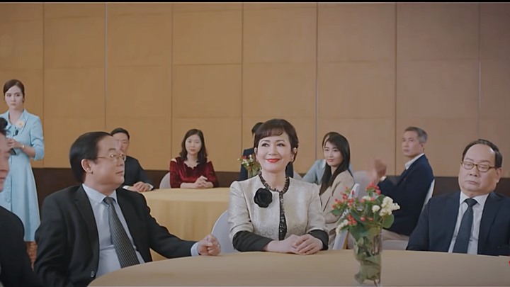 thuong-ngay-nang-ve-tap-15-vtv3-4-165657_696.jpg Bà Nhung xuất hiện trong buổi lễ nhậm chức. Ảnh chụp màn hình