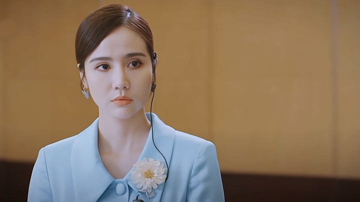 thuong-ngay-nang-ve-tap-15-vtv3-5-165639_463.jpg Vân Trang chăm chú quan sát bà Kim Nhung. Ảnh chụp màn hình