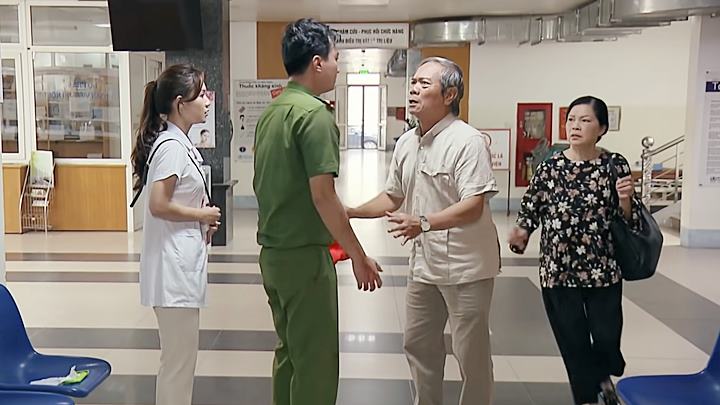 pho-trong-lang-tap-30-vtv1-1-141126_614.jpg Ông Sơn lo lắng khi biết Đông phải nhập viện. Ảnh chụp màn hình