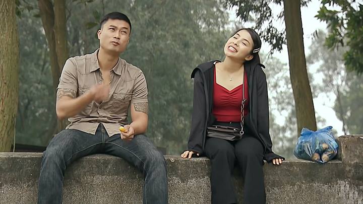 pho-trong-lang-tap-30-vtv1-3-141223_839.jpg Hoài và Hiếu rủ nhau đi ngắm cảnh. Ảnh chụp màn hình