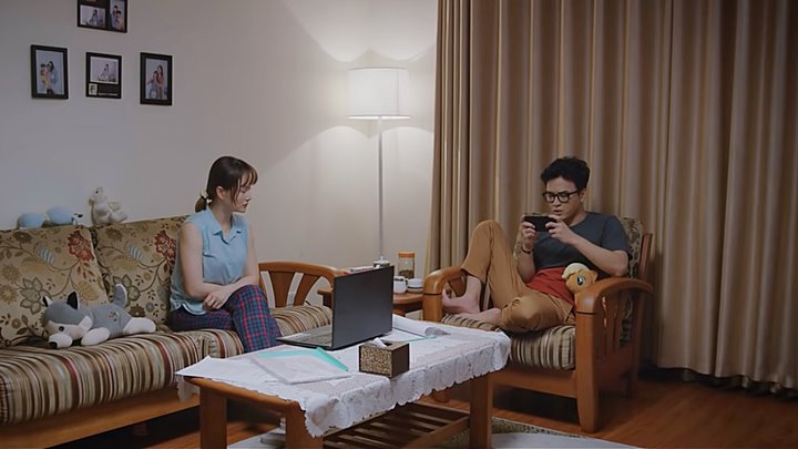 thuong-ngay-nang-ve-tap-17-vtv3-1-143944_15.jpg Đức dửng dưng chơi game khi Khánh bàn về chuyện chăm con. Ảnh chụp màn hình
